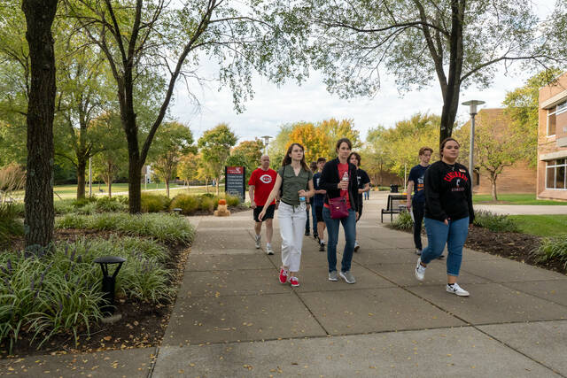 129973041_web1_fall-open-house
UC Clermont student ambassador Annie Baker (right) leads a campus tour during the colleges fall 2022 Open House. photo/Danny Kidd